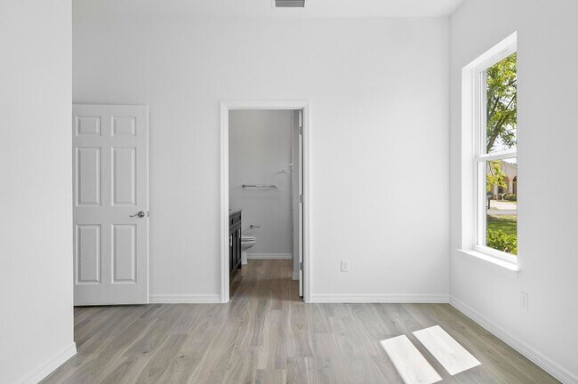 Building Photo - 31 Louvet Ln