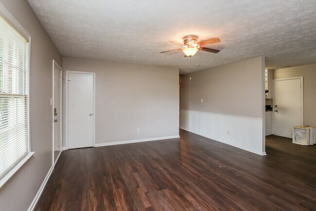 Building Photo - 925 Virginia Ct SE