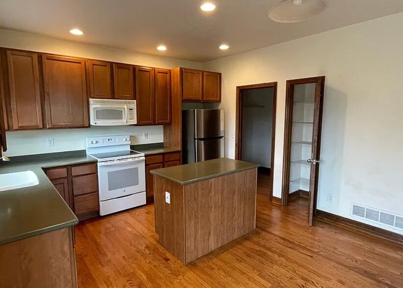 Building Photo - 1011 Eichhorn Dr