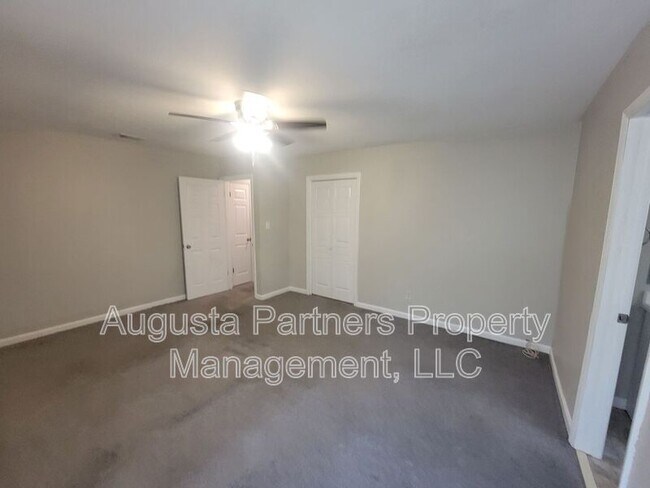 Building Photo - 142 Oakridge Dr