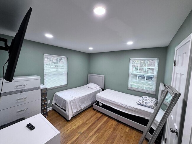 Building Photo - 2126 Harwitch Rd