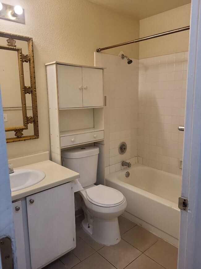 Building Photo - 2100 Highview Ct