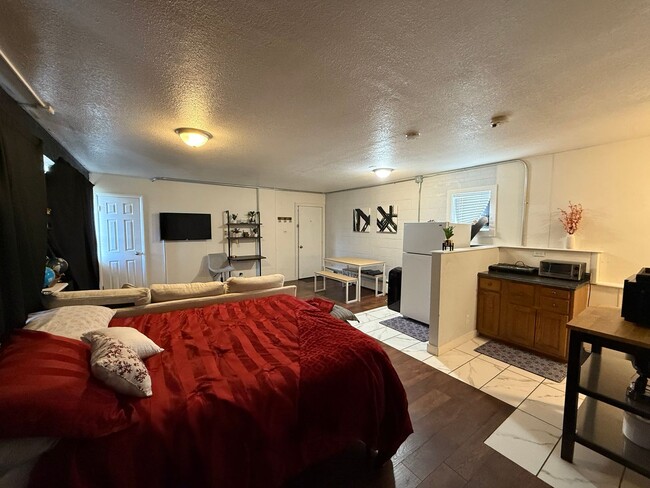 Building Photo - MOVE-IN READY Cozy Studio on South Broadway!!