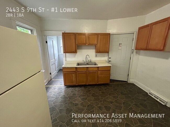 Building Photo - South Side 2 bed lower unit!