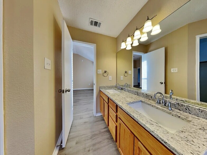 Building Photo - 10644 Shadywood Dr