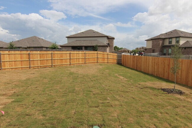 Building Photo - Beautiful 3 Bedroom Duplex Located in New Braunfels, Texas!