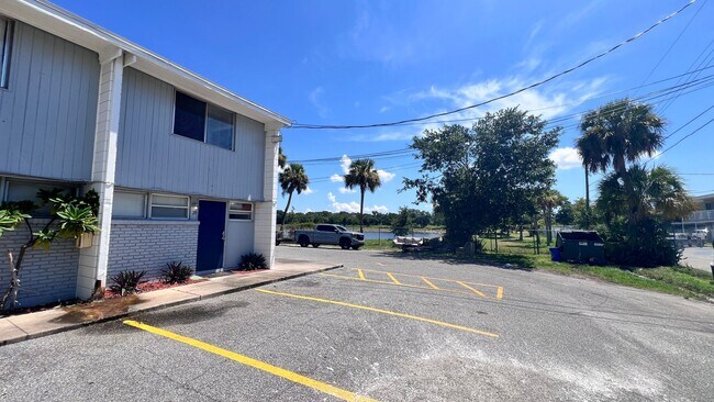 Building Photo - Lovely 2 Bedroom, 1 Bathroom Home in the G...