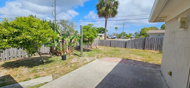 Building Photo - 1380 Floral Ln