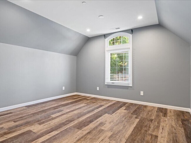 Building Photo - 910 Villa Chanticleer Rd