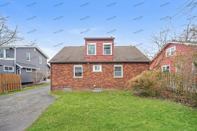 Building Photo - 84 Hartman St