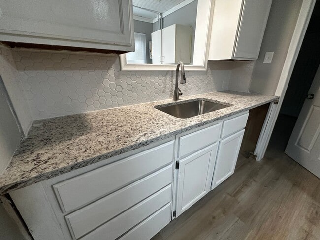 Building Photo - Great Home in Groose pointe $300 OFF MOVE ...