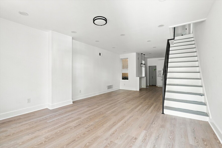Building Photo - 5044 Parrish St