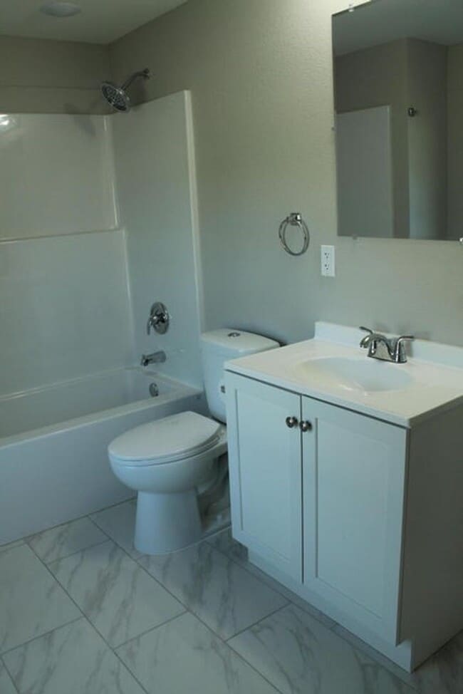 Building Photo - Modern Charm Meets Prime Location!