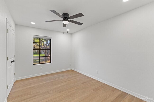 Building Photo - 104 Aldrin St