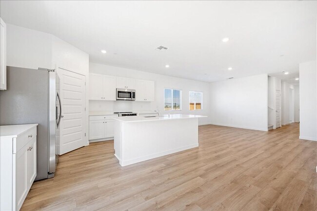 Building Photo - 3685 Vestland Ct