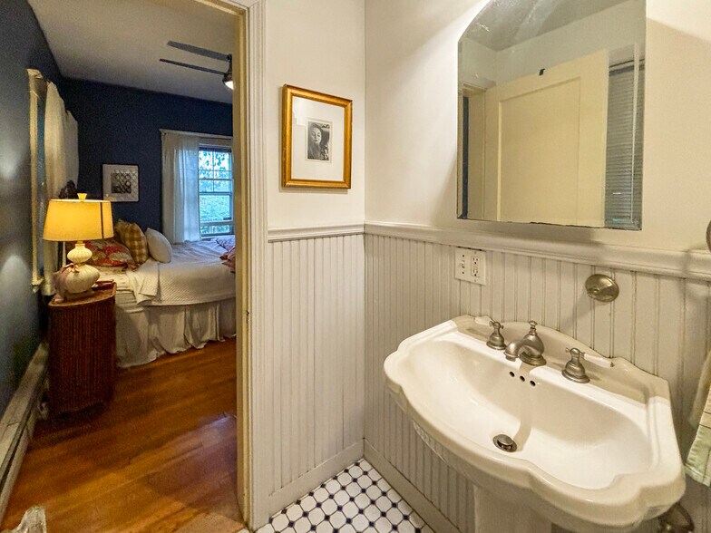 Bedroom 1 Ensuite Bathroom - 7 Austin Park