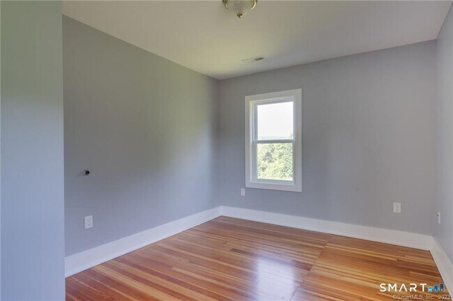 Building Photo - 157 River Rd