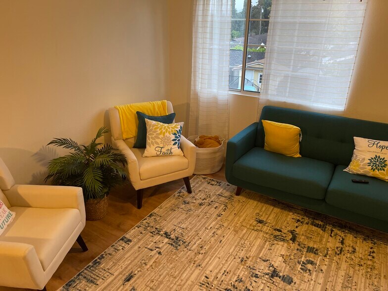 Building Photo - 535 N Yucca Ridge Rd