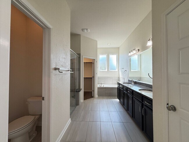 Building Photo - Beautiful 4-Bedroom Home with Free Communi...