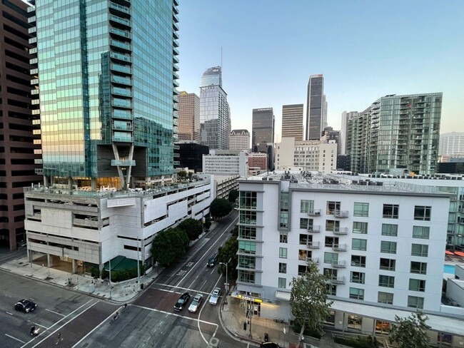 Building Photo - 600 W 9th St