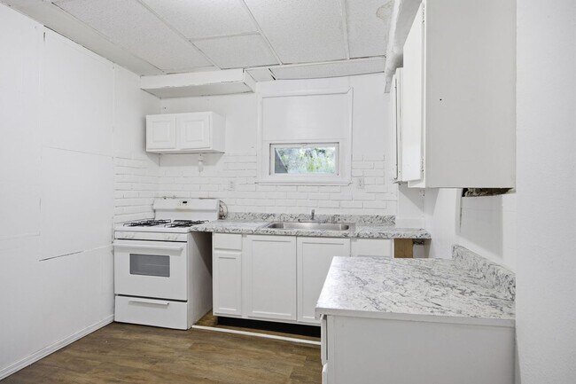 Building Photo - 616 Lillian St