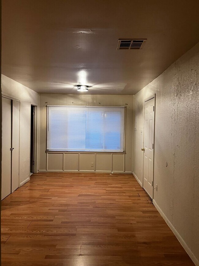 Building Photo - 1613 E Park Pl
