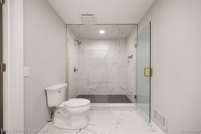 Building Photo - 5240 Clarendon Crest St