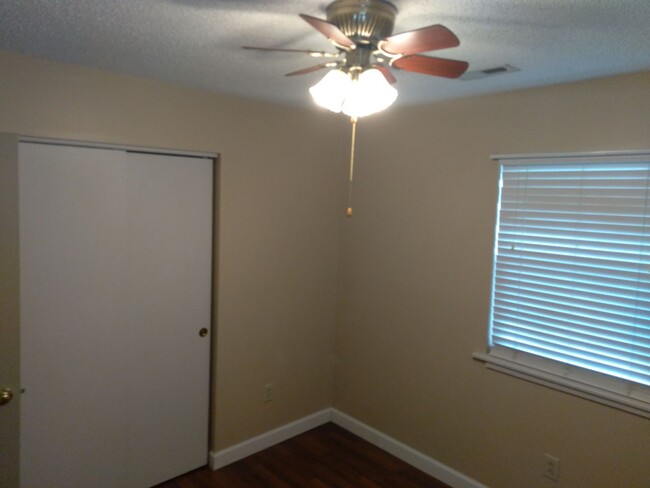 Building Photo - Cute 3 bedroom, 2 bath house with garage a...