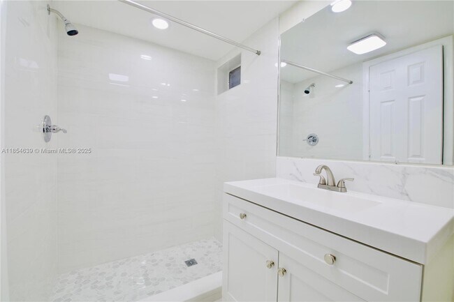 Building Photo - 2101 NE 51st St
