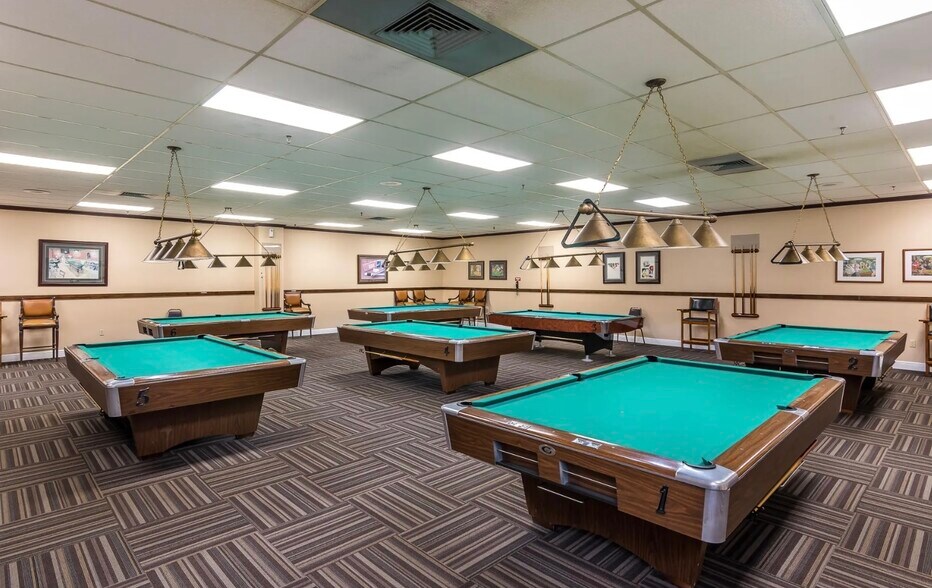 Billards Room CLub - 3004 Cornwall a