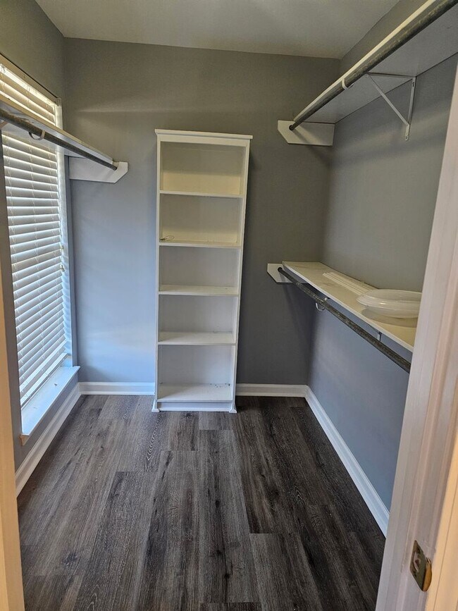 Building Photo - 5 Bedrooms- 3 Bathroom- House in West Rome!