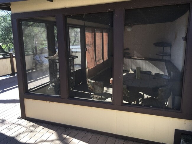 Building Photo - Spacious Clearlake Home