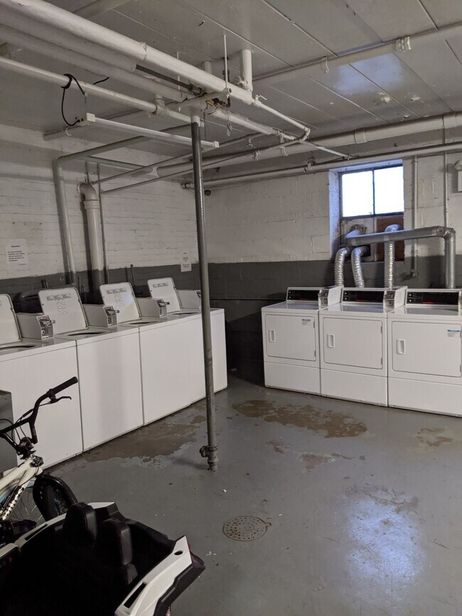 Building Photo - 1360 W Touhy Ave