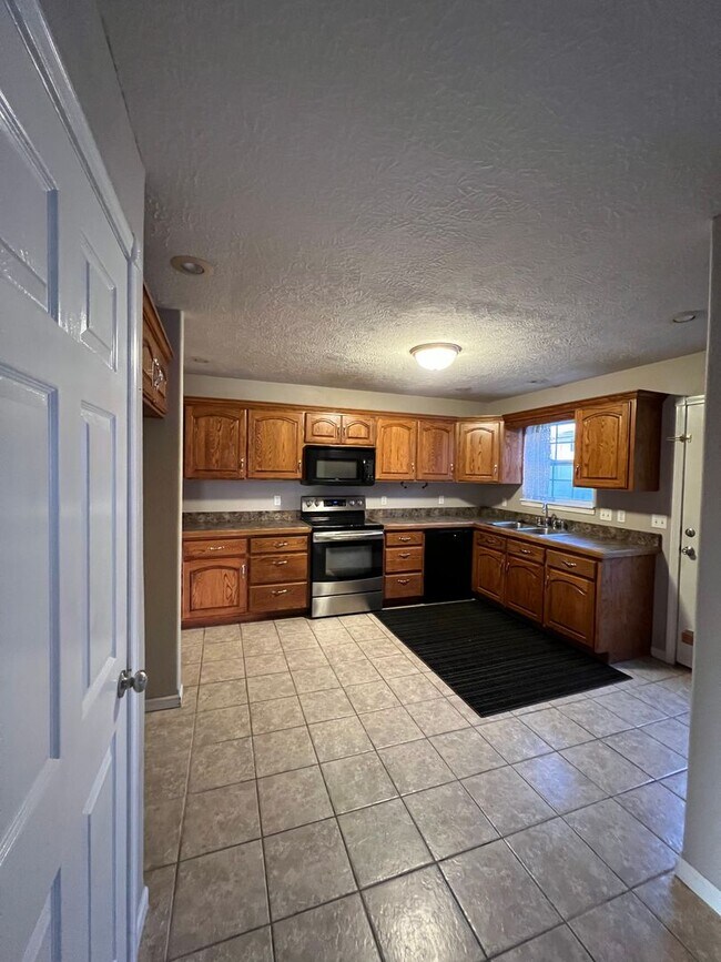 Building Photo - Great location in Nixa 3 bedroom 2 full bathrooms