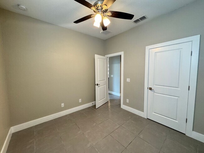 Building Photo - Spacious 4-Bedroom Home in Poinciana – Internet Included & No HOA Approval Required