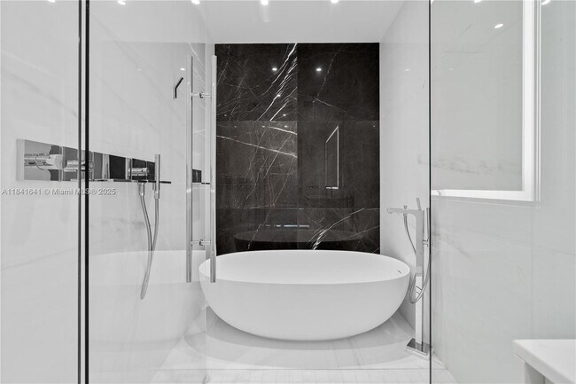 Building Photo - 300 Biscayne Blvd Way