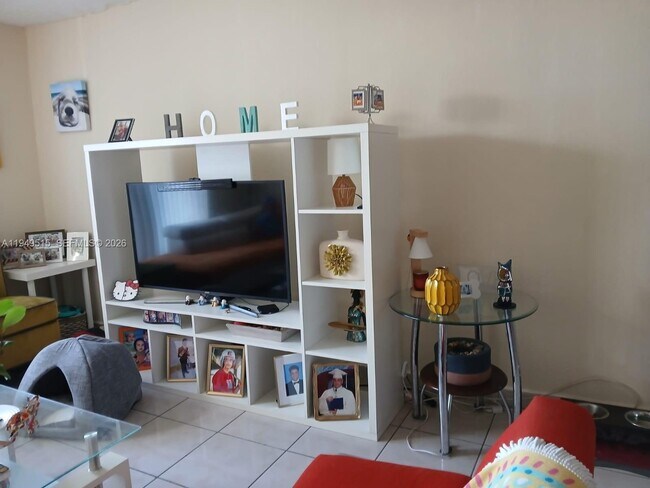 Building Photo - 606 W 81st St