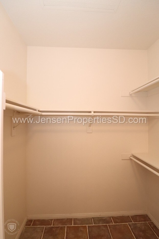 Building Photo - 2 Bed, 2 Bath Townhome w/ Garage and Laundry