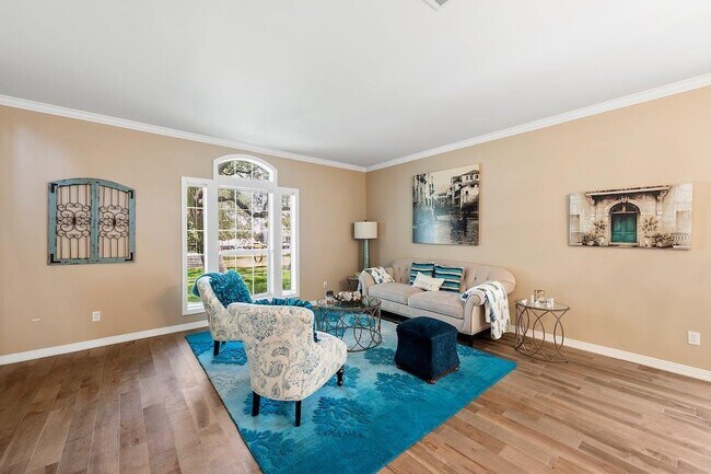 Building Photo - 1207 Lakeway Dr