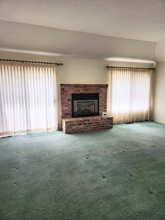 Building Photo - "Must See" w/beautiful views 3 bedroom, 2....