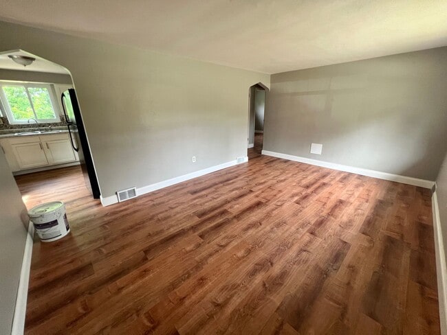 Building Photo - Stunning Home - 2 Bedroom 1 Bathroom - Pit...