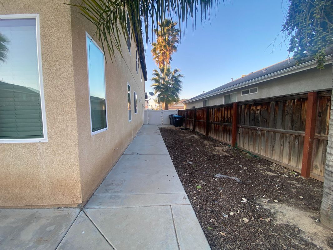 Building Photo - 25335 MacKenzie Ct