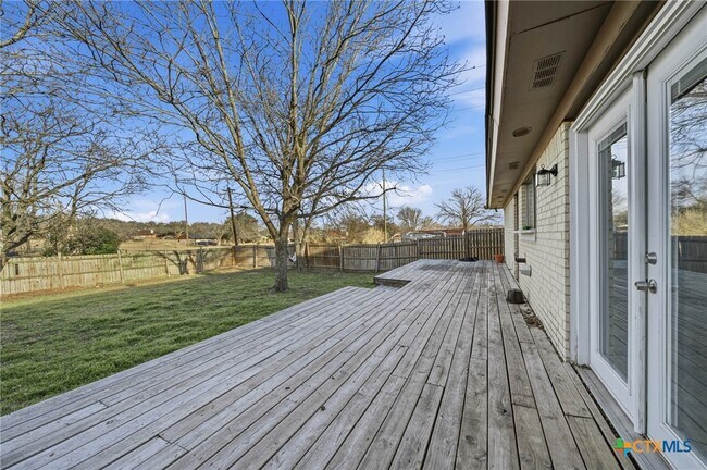 Building Photo - 610 Creek St