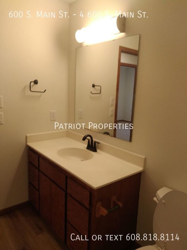 Building Photo - 2 bedroom/ 1 bath apartment in Deerfield, WI