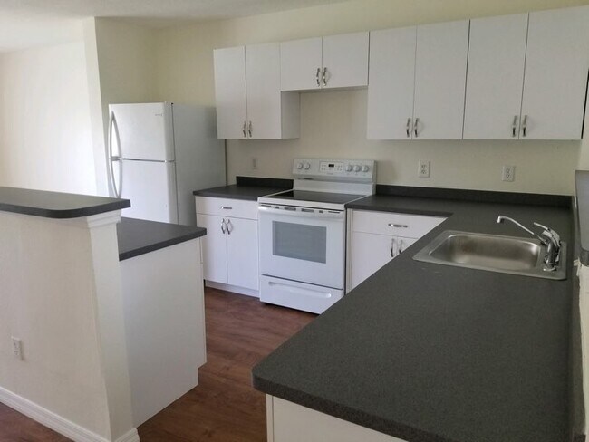 Building Photo - $300 Off First Full Months Rent-Spacious townhome in Riverview!