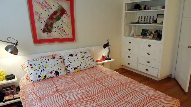 Master bedroom with en-suite bathroom - 1444 Silver Lake Blvd