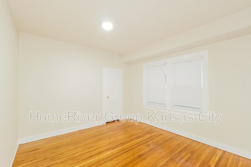Building Photo - 2125 E 70th St