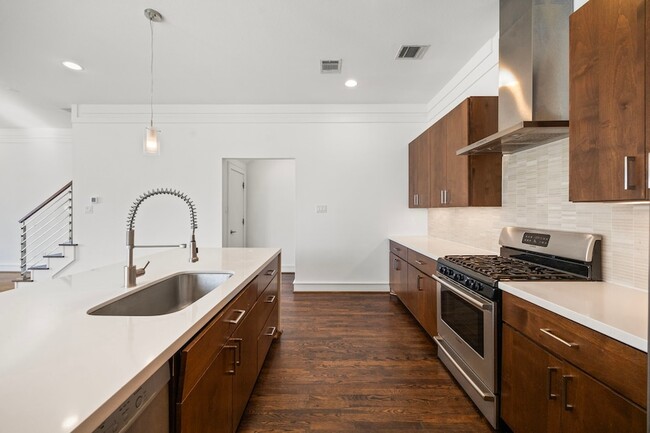 Building Photo - 5707 Schuler St