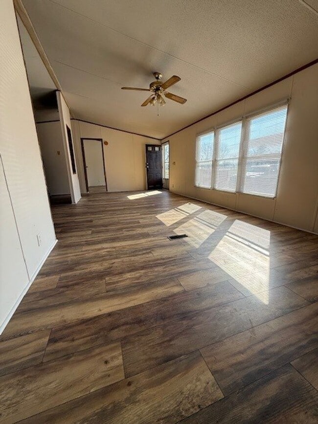 Building Photo - Rossview School