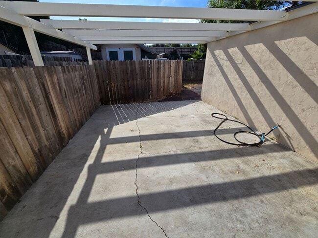 Building Photo - Spacious 4 Bedroom Home with 2-Car Garage & Large Living Areas